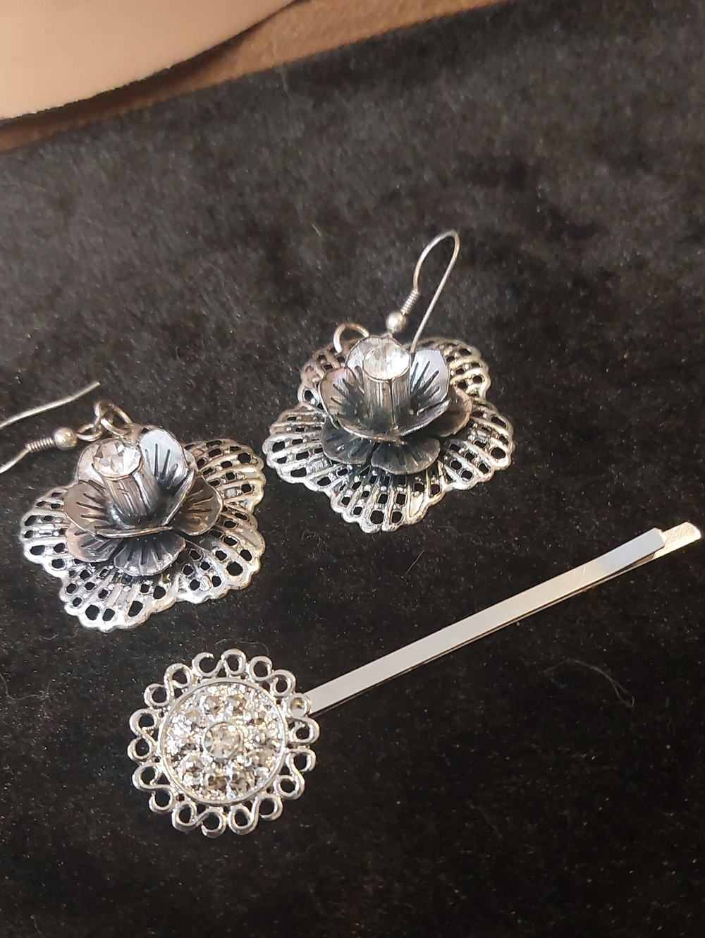 💚3/$25 Vintage Silver Filigree Flower Earrings & Rhinestone Hair Pin Set